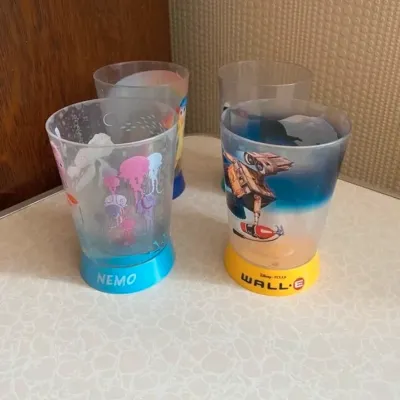 Lot de 4 verres en plastique Disney Pixar.